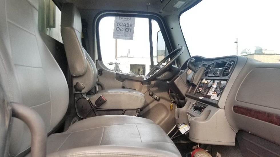 Refrigerated Truck-Light and Medium Duty Trucks-Freightliner-2021-M2-Scarborough-ON-210,677\n\t\tkm-$ 94,250 - Image 22