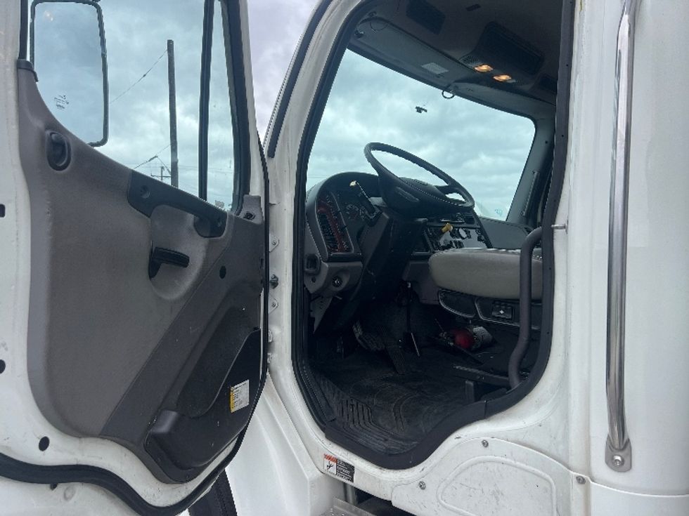 Refrigerated Truck-Light and Medium Duty Trucks-Freightliner-2021-M2-Torrance-CA-195,127\n\t\tmiles-$ 67,500 - Image 16
