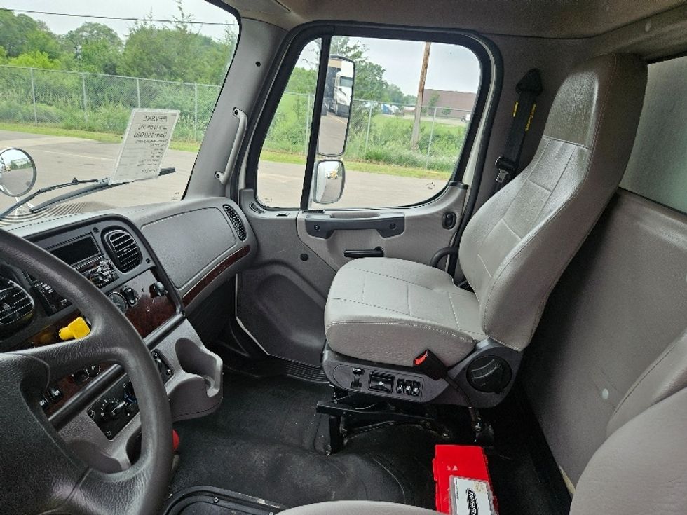 Refrigerated Truck-Light and Medium Duty Trucks-Freightliner-2022-M2-Brooklyn Park-MN-296,187\n\t\tmiles-$ 49,000 - Image 19