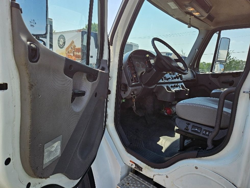 Refrigerated Truck-Light and Medium Duty Trucks-Freightliner-2022-M2-Brooklyn Park-MN-301,363\n\t\tmiles-$ 47,000 - Image 16