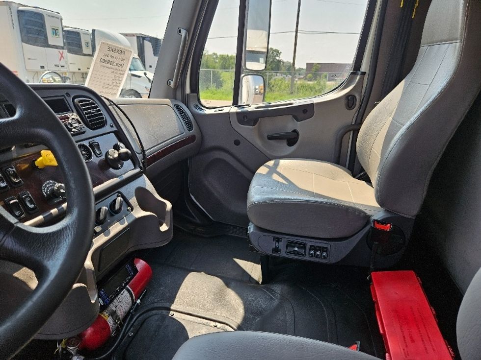 Refrigerated Truck-Light and Medium Duty Trucks-Freightliner-2022-M2-Brooklyn Park-MN-301,363\n\t\tmiles-$ 47,000 - Image 19