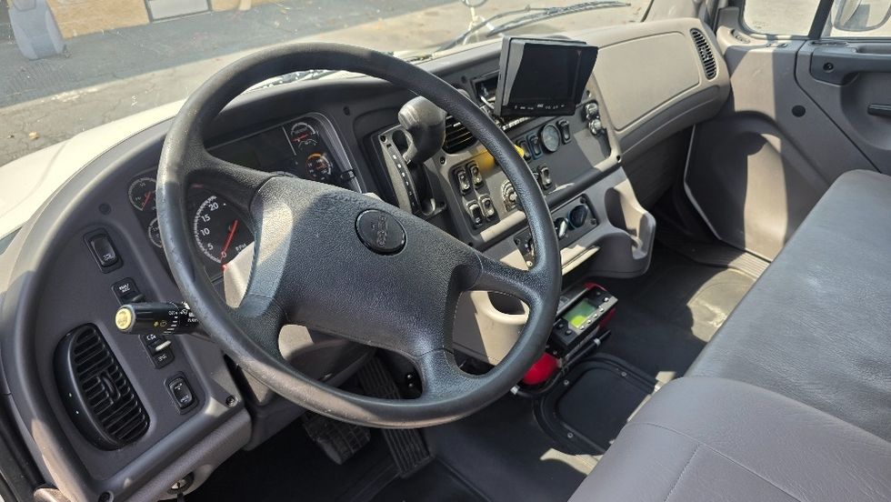 Refrigerated Truck-Light and Medium Duty Trucks-Freightliner-2022-M2-Concord-NC-177,663\n\t\tmiles-$ 57,000 - Image 16
