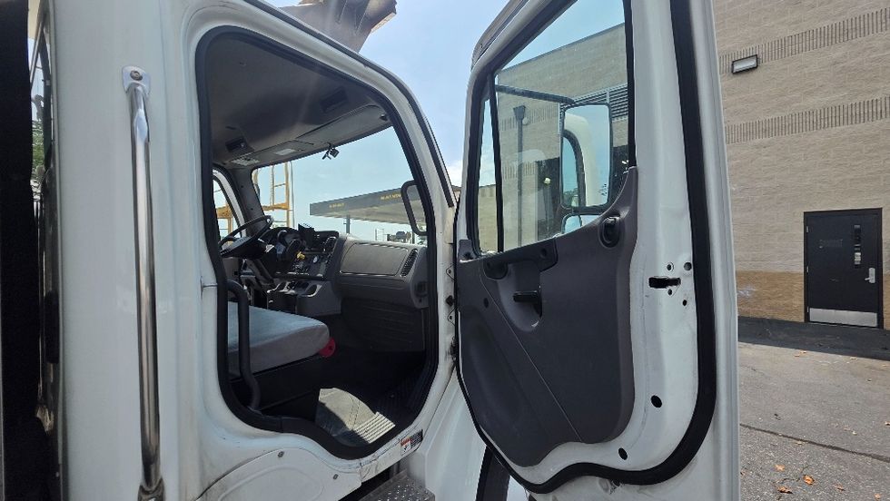 Refrigerated Truck-Light and Medium Duty Trucks-Freightliner-2022-M2-Concord-NC-177,663\n\t\tmiles-$ 57,000 - Image 19
