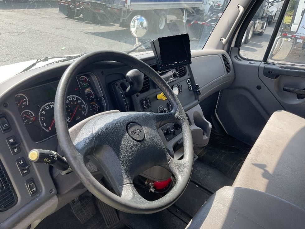 Refrigerated Truck-Light and Medium Duty Trucks-Freightliner-2022-M2-Concord-NC-215,000\n\t\tmiles-$ 49,000 - Image 17