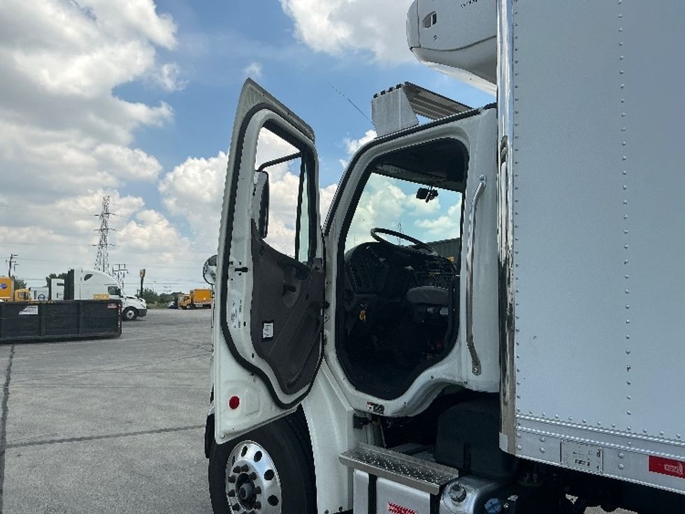 Refrigerated Truck-Light and Medium Duty Trucks-Freightliner-2022-M2-East Chicago-IN-139,971\n\t\tmiles-$ 88,000 - Image 15