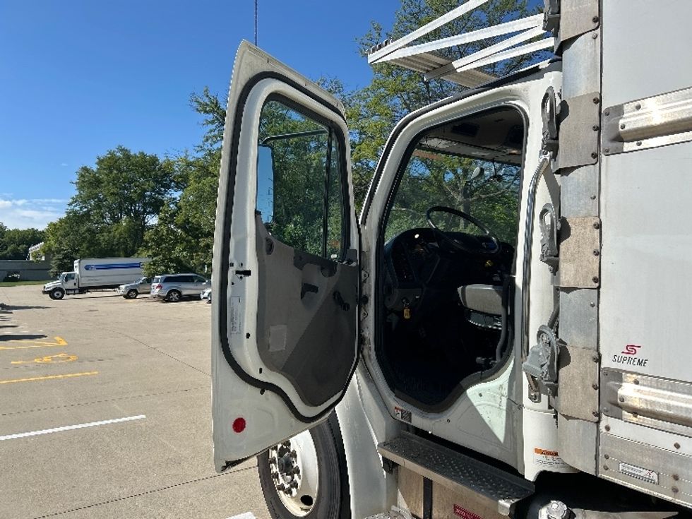 Refrigerated Truck-Light and Medium Duty Trucks-Freightliner-2022-M2-East Chicago-IN-185,014\n\t\tmiles-$ 68,750 - Image 16