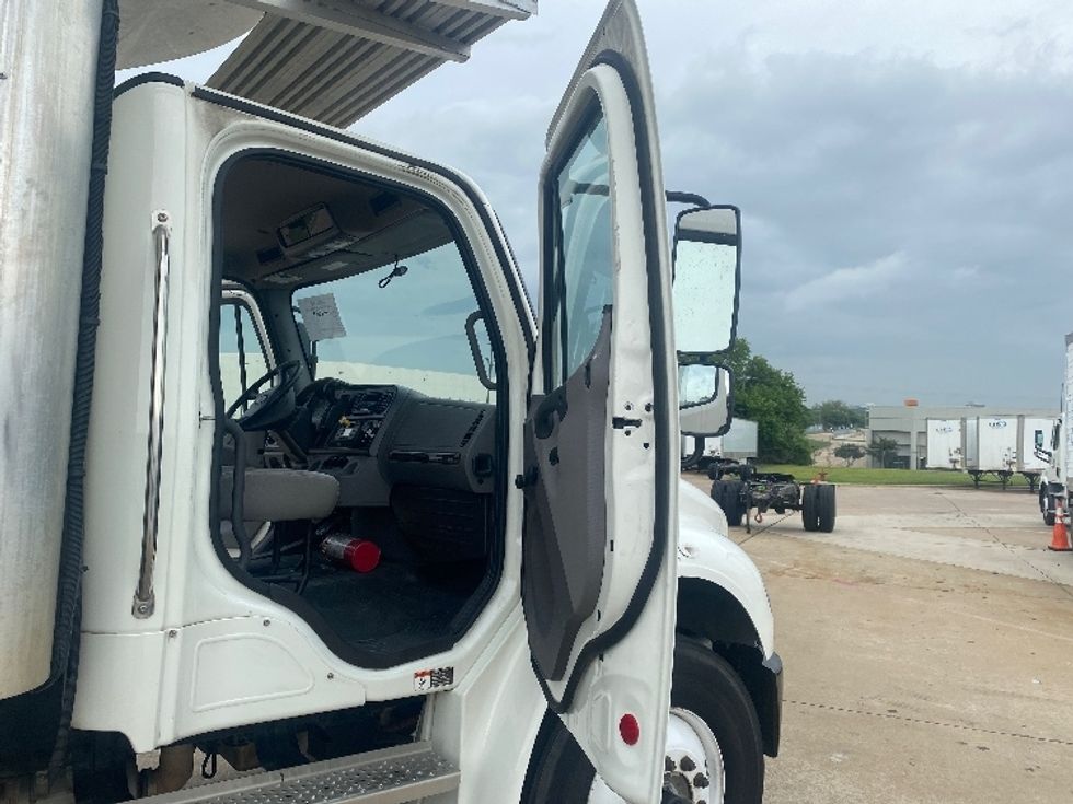 Refrigerated Truck-Light and Medium Duty Trucks-Freightliner-2022-M2-Grand Prairie-TX-135,878\n\t\tmiles-$ 82,000 - Image 20