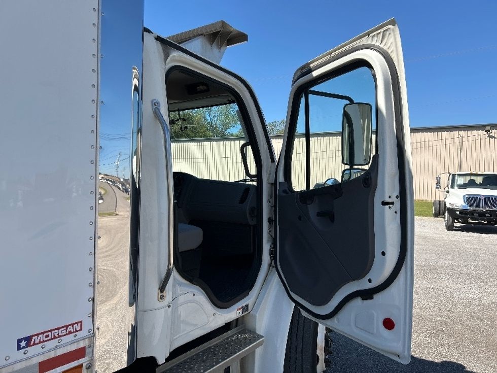 Refrigerated Truck-Light and Medium Duty Trucks-Freightliner-2022-M2-Hueytown-AL-280,175\n\t\tmiles-$ 38,500 - Image 19