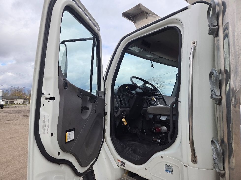 Refrigerated Truck-Light and Medium Duty Trucks-Freightliner-2022-M2-Jackson-MI-193,321\n\t\tmiles-$ 70,000 - Image 16