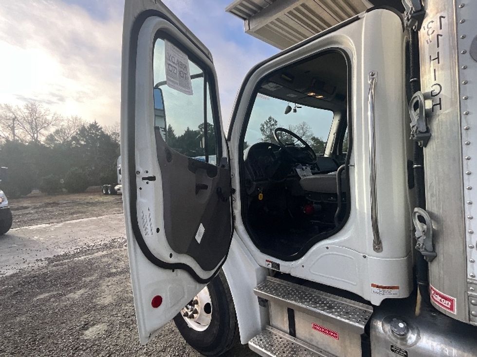 Refrigerated Truck-Light and Medium Duty Trucks-Freightliner-2022-M2-Mebane-NC-206,998\n\t\tmiles-$ 70,000 - Image 16