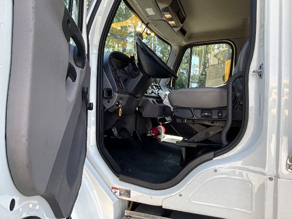 Refrigerated Truck-Light and Medium Duty Trucks-Freightliner-2022-M2-Orlando-FL-209,737\n\t\tmiles-$ 68,000 - Image 15