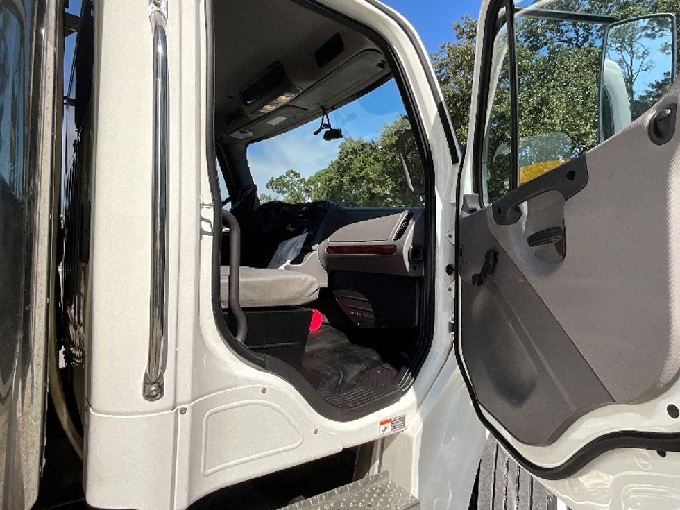 Refrigerated Truck-Light and Medium Duty Trucks-Freightliner-2022-M2-Orlando-FL-209,737\n\t\tmiles-$ 68,000 - Image 19
