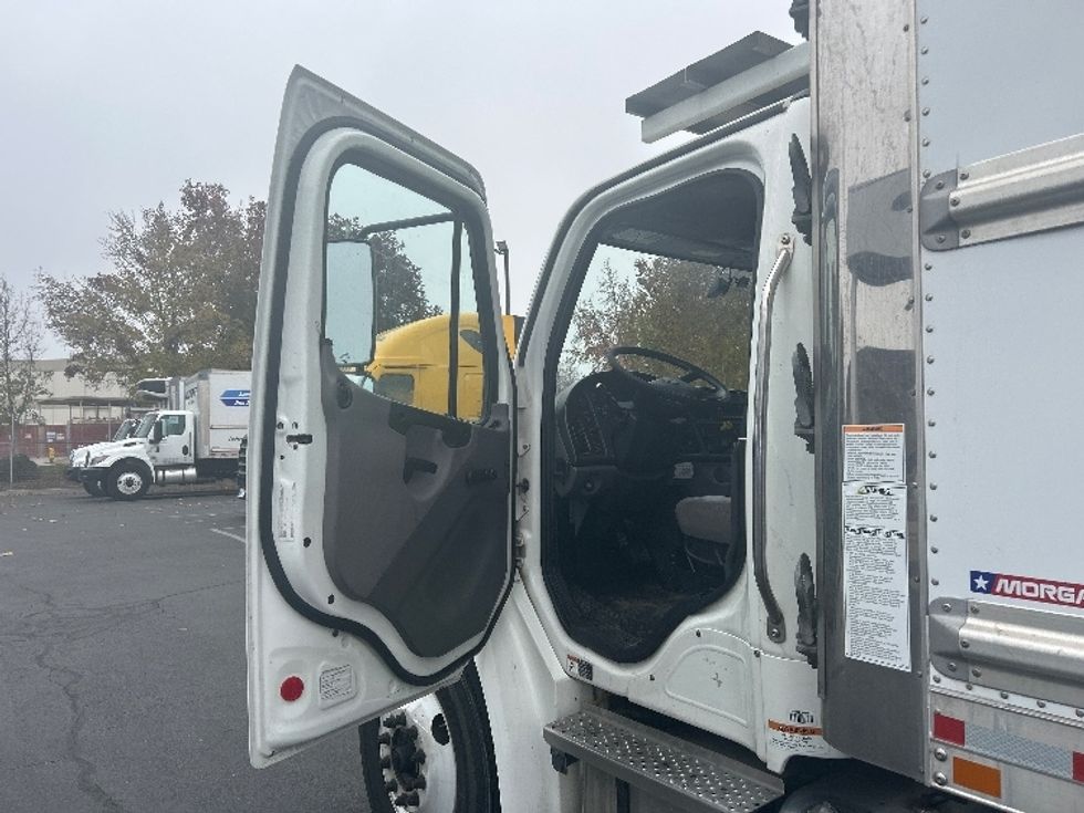 Refrigerated Truck-Light and Medium Duty Trucks-Freightliner-2022-M2-Sacramento-CA-226,560\n\t\tmiles-$ 65,750 - Image 16