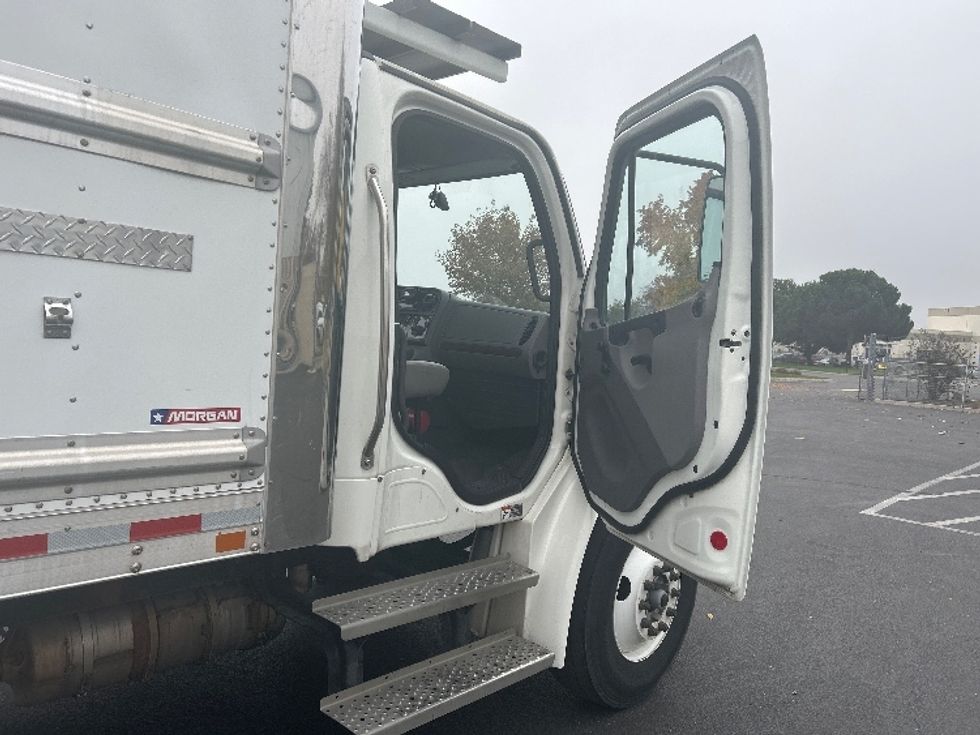 Refrigerated Truck-Light and Medium Duty Trucks-Freightliner-2022-M2-Sacramento-CA-226,560\n\t\tmiles-$ 65,750 - Image 20