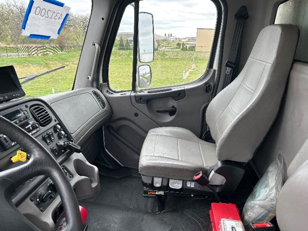 Refrigerated Truck-Light and Medium Duty Trucks-Freightliner-2022-M2-Windsor-WI-183,195\n\t\tmiles-$ 77,750 - Image 19