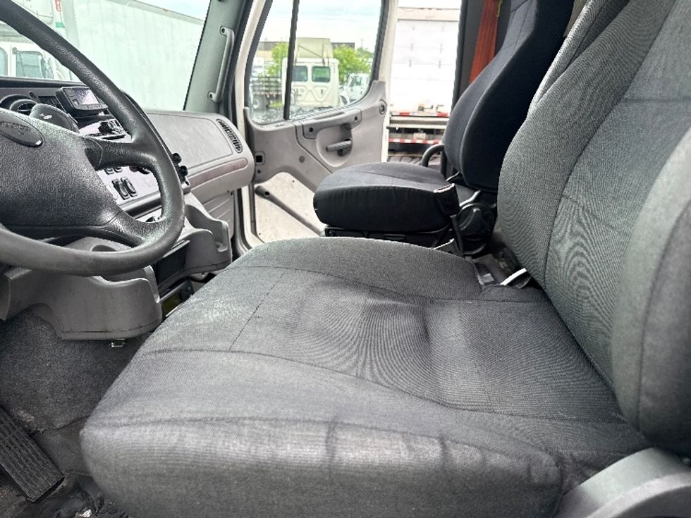 Refrigerated Truck-Light and Medium Duty Trucks-Freightliner-2022-M211242S-Jessup-MD-418,727\n\t\tmiles-$ 81,000 - Image 19