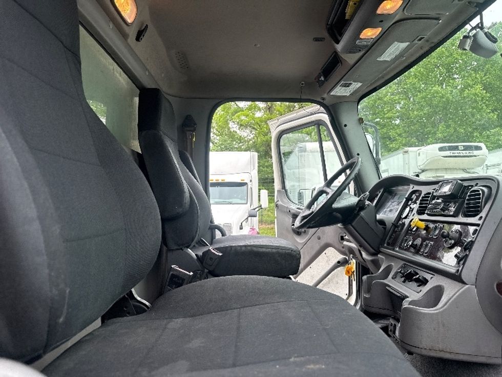 Refrigerated Truck-Light and Medium Duty Trucks-Freightliner-2022-M211242S-Jessup-MD-418,727\n\t\tmiles-$ 81,000 - Image 22