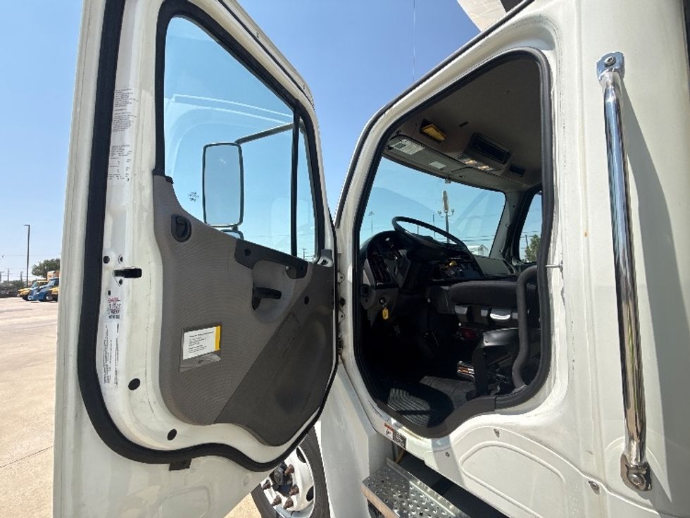 Refrigerated Truck-Light and Medium Duty Trucks-Freightliner-2023-M2-Arlington-TX-89,200\n\t\tmiles-$ 75,500 - Image 13