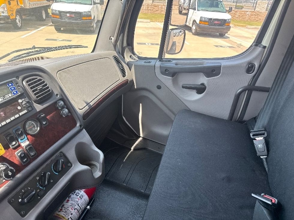 Refrigerated Truck-Light and Medium Duty Trucks-Freightliner-2023-M2-Arlington-TX-89,200\n\t\tmiles-$ 75,500 - Image 16