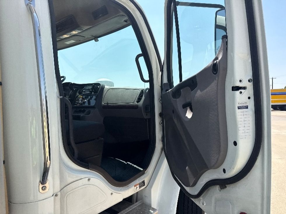 Refrigerated Truck-Light and Medium Duty Trucks-Freightliner-2023-M2-Arlington-TX-89,200\n\t\tmiles-$ 75,500 - Image 17