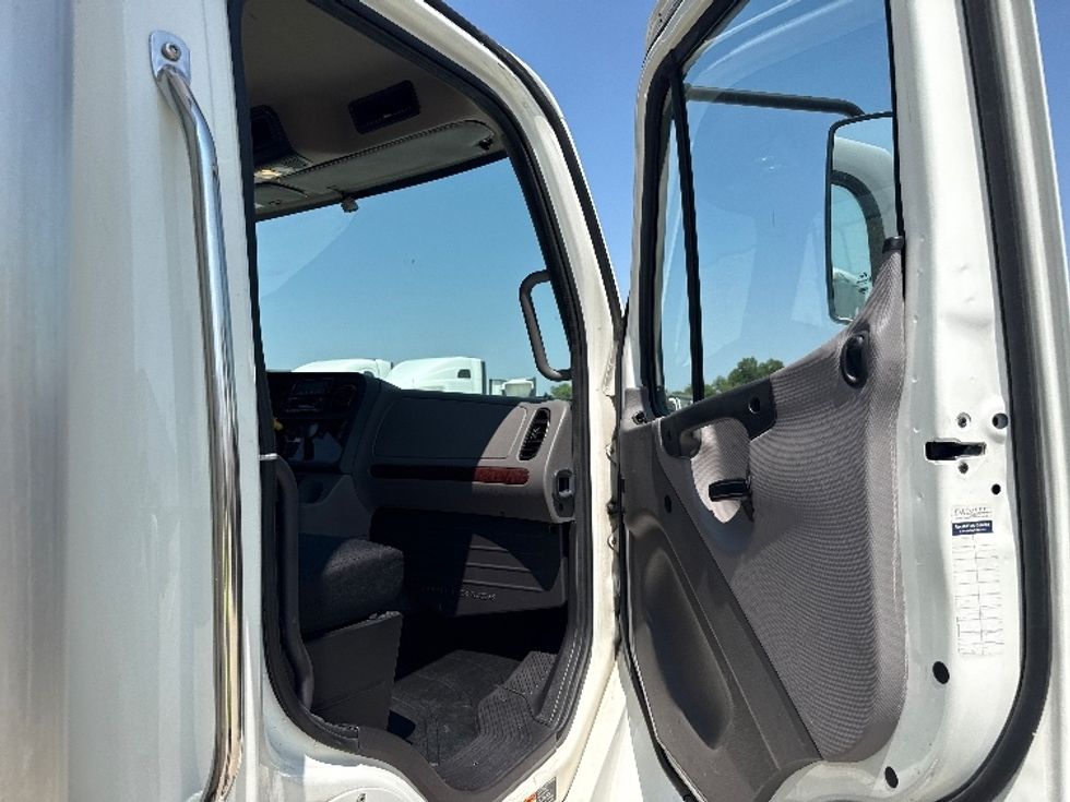 Refrigerated Truck-Light and Medium Duty Trucks-Freightliner-2023-M2-Fort Worth-TX-69,264\n\t\tmiles-$ 84,000 - Image 17