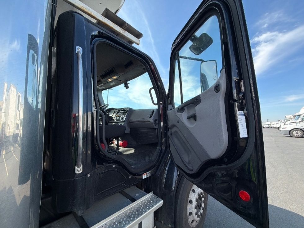 Refrigerated Truck-Light and Medium Duty Trucks-Freightliner-2023-M2-Linden-NJ-140,390\n\t\tmiles-$ 93,000 - Image 16