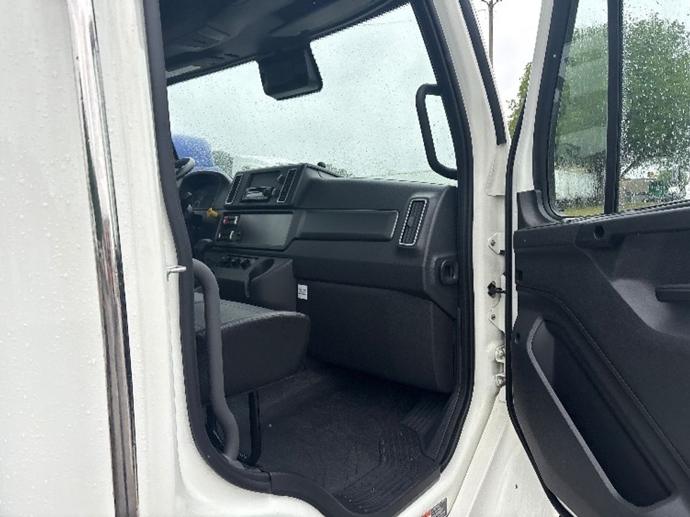 Refrigerated Truck-Light and Medium Duty Trucks-Freightliner-2025-M2P-Mebane-NC-10,668\n\t\tmiles-$ 105,750 - Image 15