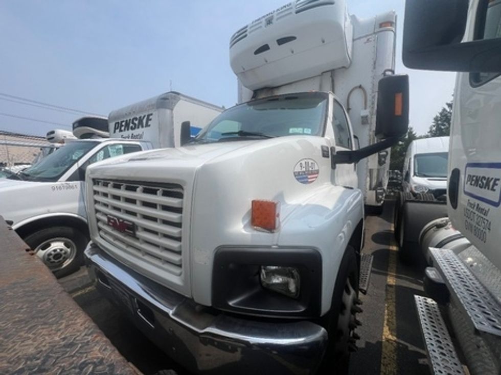 Refrigerated Truck-Light and Medium Duty Trucks-GMC-2007-Topkick C7500-Central Islip-NY-111,039\n\t\tmiles-$ 15,000 - Image 2
