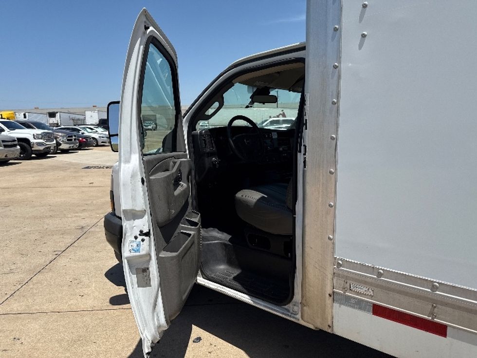 Refrigerated Truck-Light and Medium Duty Trucks-GMC-2019-G33503-Grand Prairie-TX-170,231\n\t\tmiles-$ 17,250 - Image 16