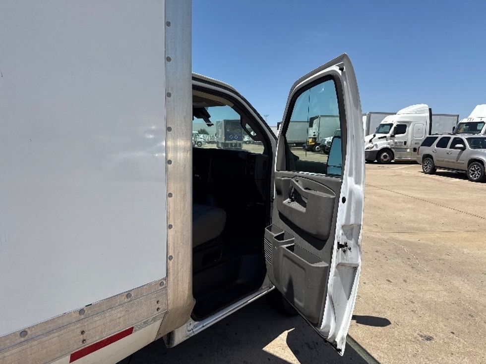 Refrigerated Truck-Light and Medium Duty Trucks-GMC-2019-G33503-Grand Prairie-TX-170,231\n\t\tmiles-$ 17,250 - Image 20