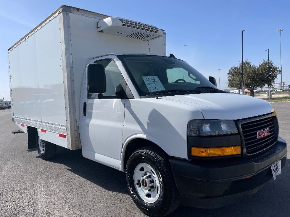 Refrigerated Truck-Light and Medium Duty Trucks-GMC-2019-G33503-San Antonio-TX-155,929\n\t\tmiles-$ 9,000 - Image 1