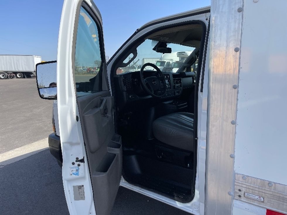 Refrigerated Truck-Light and Medium Duty Trucks-GMC-2019-G33503-San Antonio-TX-155,929\n\t\tmiles-$ 9,000 - Image 15