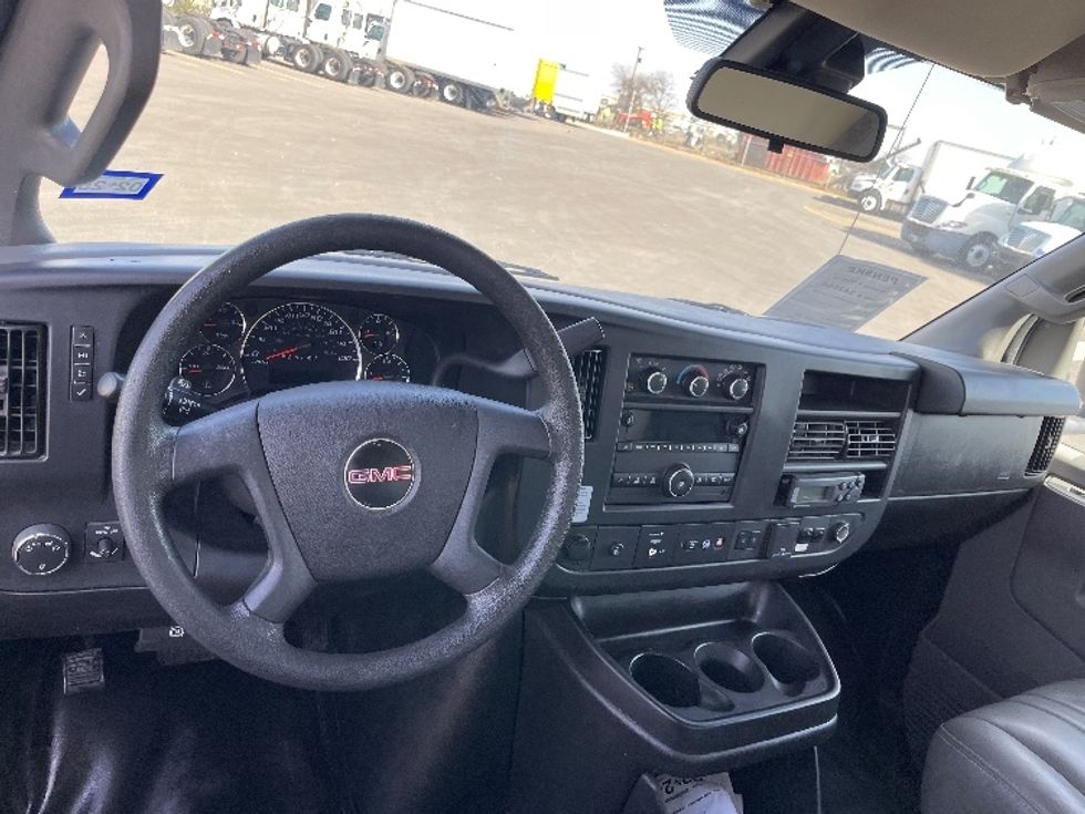 Refrigerated Truck-Light and Medium Duty Trucks-GMC-2019-G33503-San Antonio-TX-155,929\n\t\tmiles-$ 9,000 - Image 17