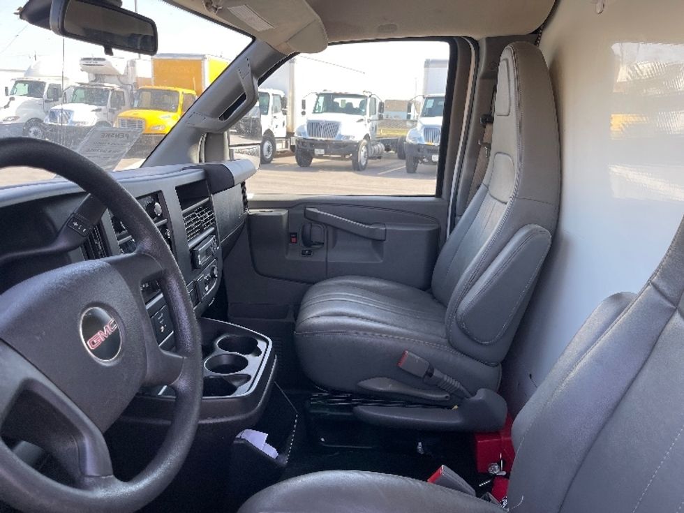 Refrigerated Truck-Light and Medium Duty Trucks-GMC-2019-G33503-San Antonio-TX-155,929\n\t\tmiles-$ 9,000 - Image 18