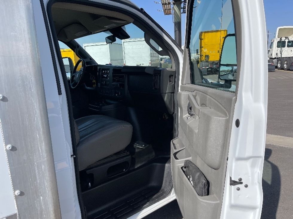 Refrigerated Truck-Light and Medium Duty Trucks-GMC-2019-G33503-San Antonio-TX-155,929\n\t\tmiles-$ 9,000 - Image 19