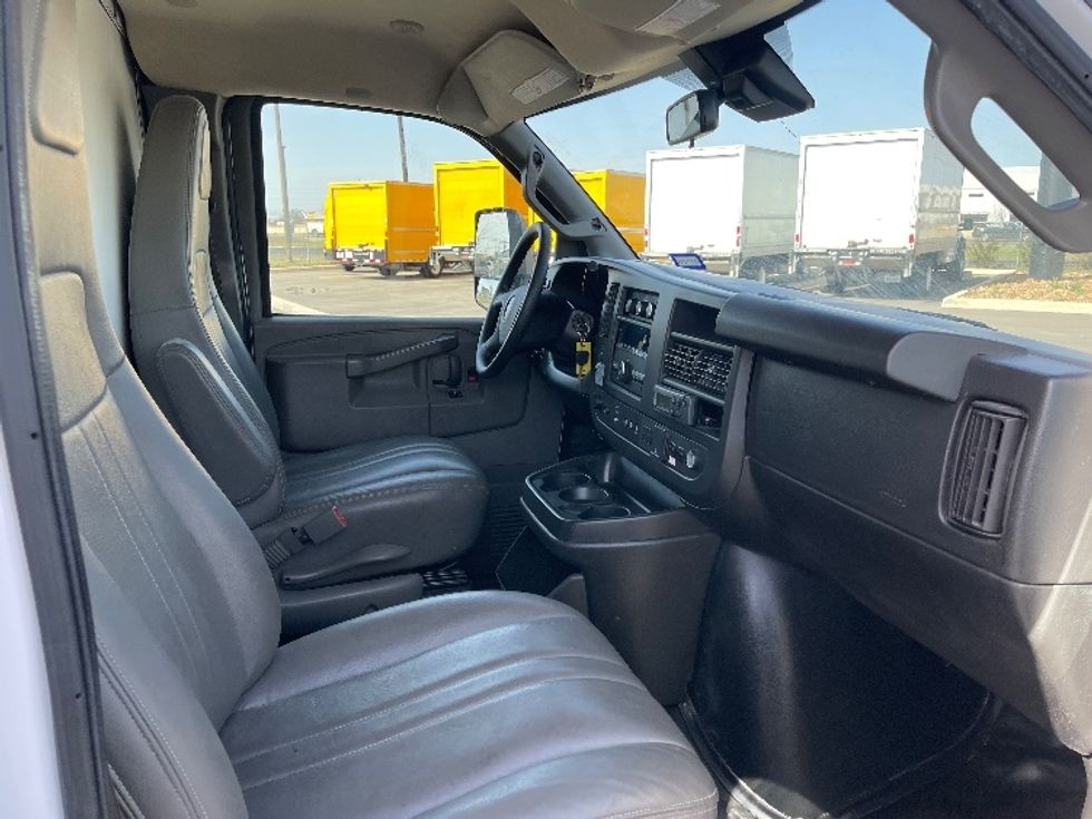 Refrigerated Truck-Light and Medium Duty Trucks-GMC-2019-G33503-San Antonio-TX-155,929\n\t\tmiles-$ 9,000 - Image 21