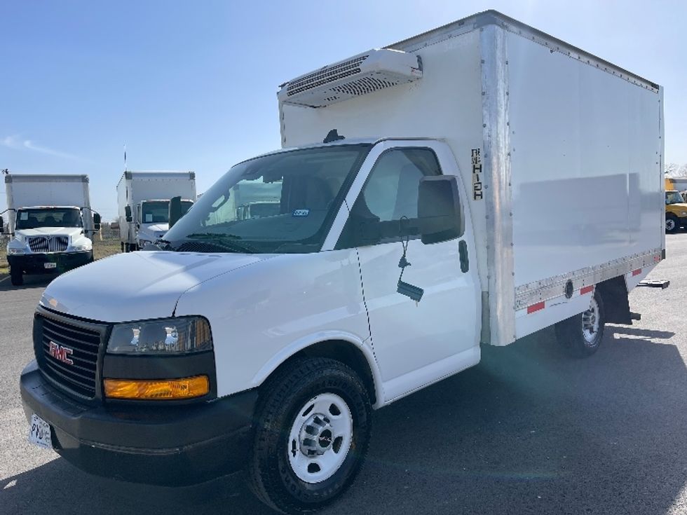 Refrigerated Truck-Light and Medium Duty Trucks-GMC-2019-G33503-San Antonio-TX-155,929\n\t\tmiles-$ 9,000 - Image 3