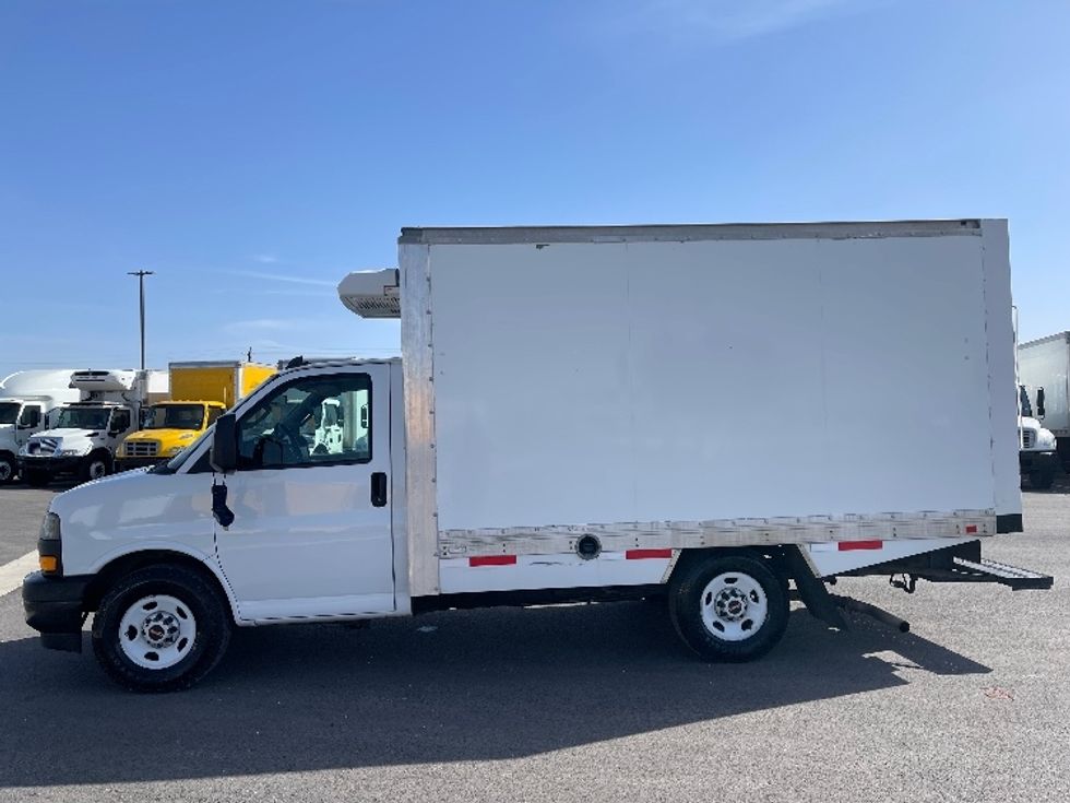 Refrigerated Truck-Light and Medium Duty Trucks-GMC-2019-G33503-San Antonio-TX-155,929\n\t\tmiles-$ 9,000 - Image 4