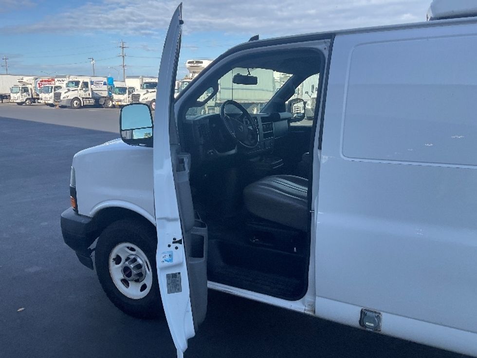 Refrigerated Truck-Light and Medium Duty Trucks-GMC-2020-G33705-Torrance-CA-88,831\n\t\tmiles-$ 32,500 - Image 12