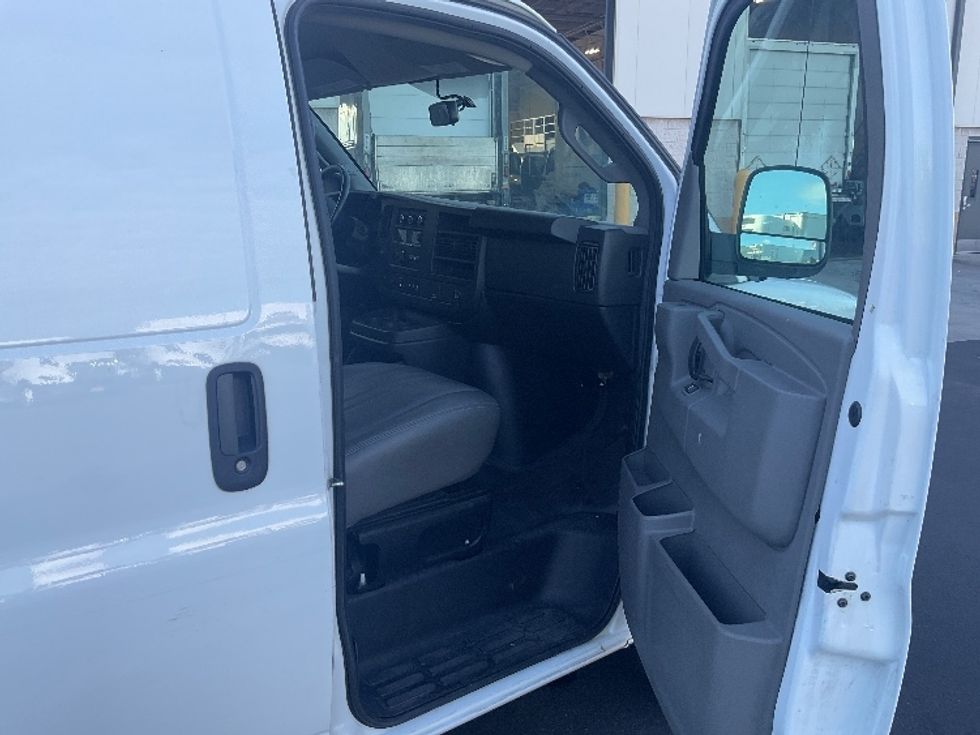 Refrigerated Truck-Light and Medium Duty Trucks-GMC-2020-G33705-Torrance-CA-88,831\n\t\tmiles-$ 32,500 - Image 16
