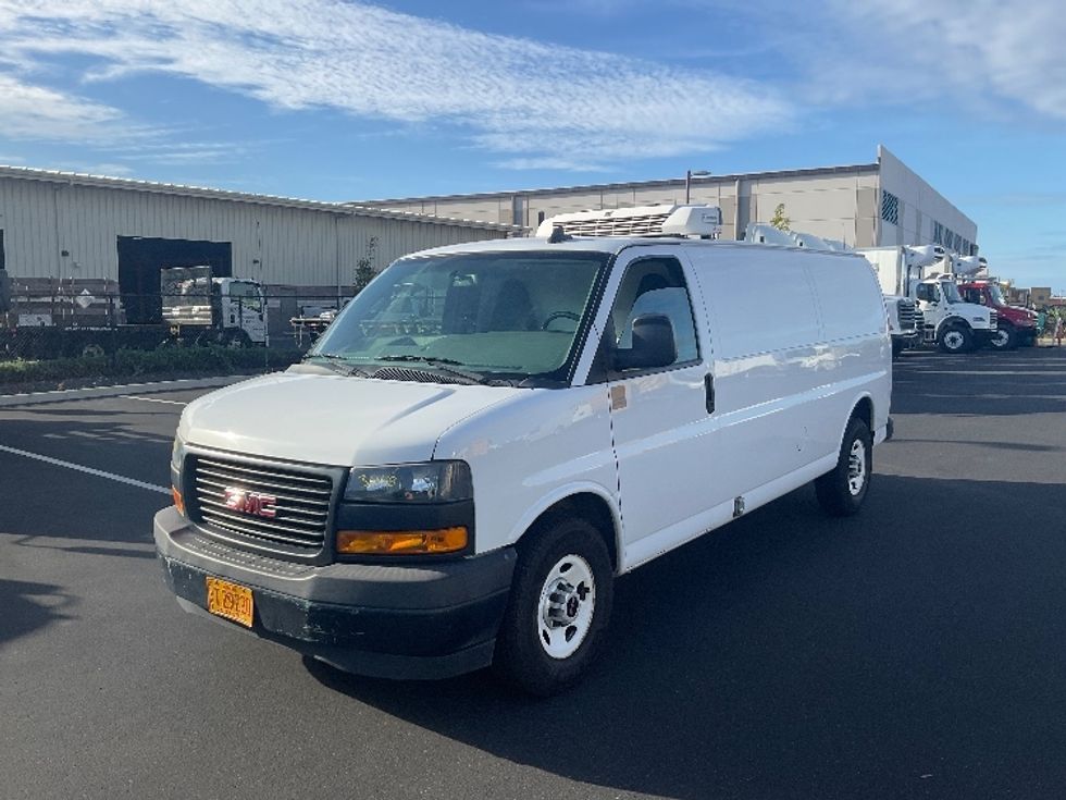 Refrigerated Truck-Light and Medium Duty Trucks-GMC-2020-G33705-Torrance-CA-88,831\n\t\tmiles-$ 32,500 - Image 3