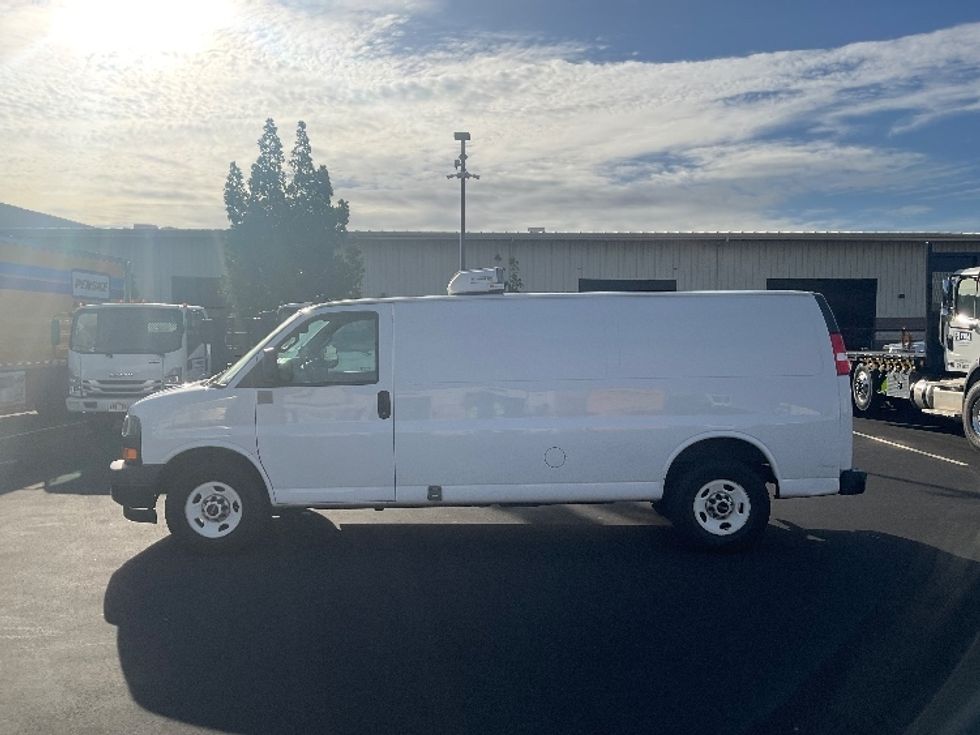 Refrigerated Truck-Light and Medium Duty Trucks-GMC-2020-G33705-Torrance-CA-88,831\n\t\tmiles-$ 32,500 - Image 4