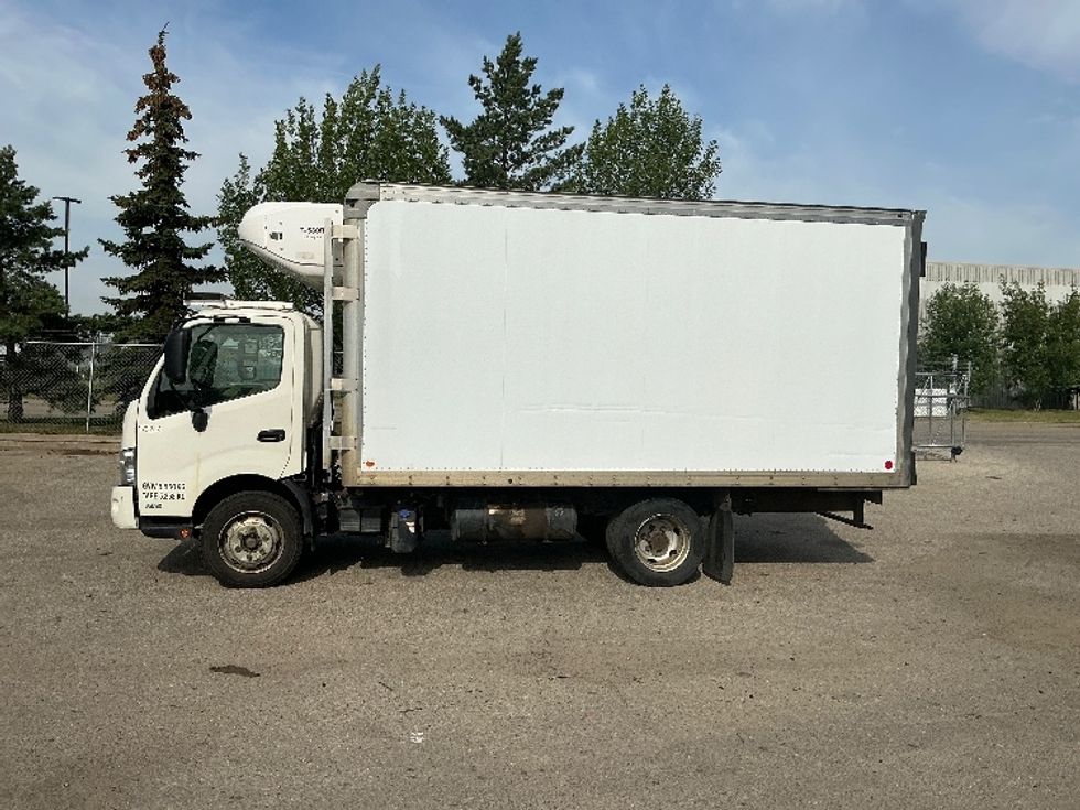 Refrigerated Truck-Light and Medium Duty Trucks-Hino-2017-195-Edmonton-AB-312,429\n\t\tkm-$ 49,250 - Image 4