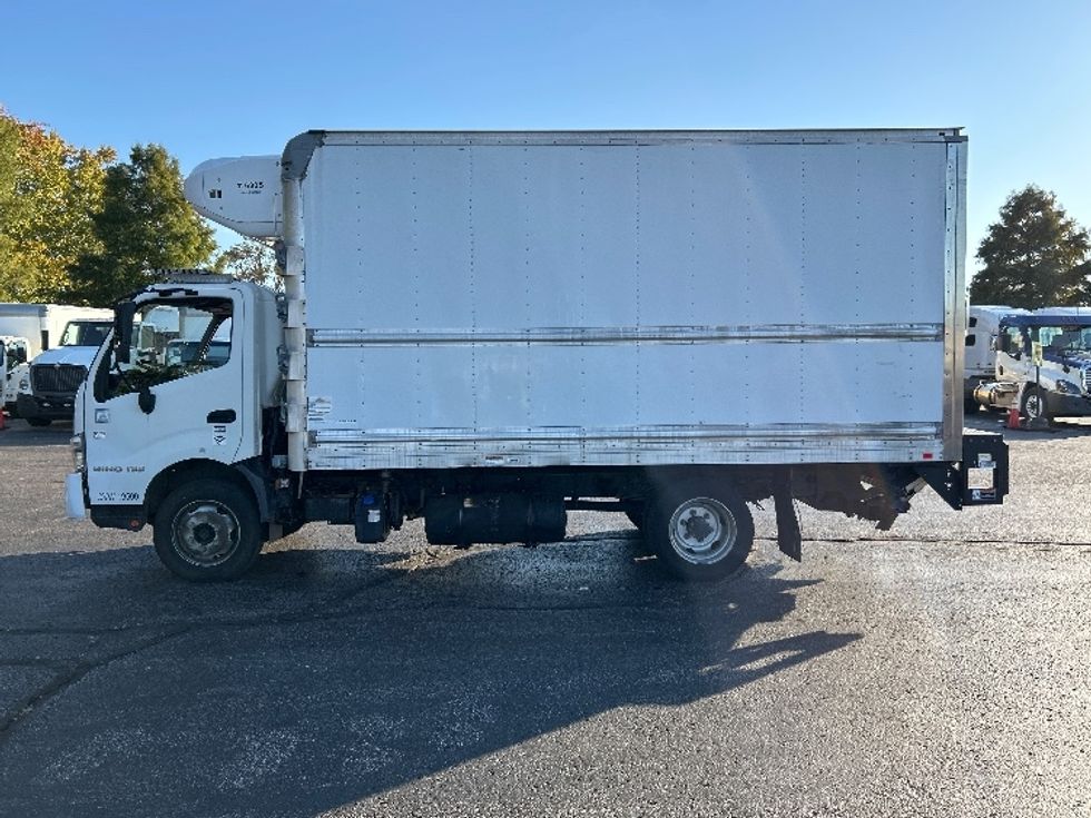 Refrigerated Truck-Light and Medium Duty Trucks-Hino-2017-195-Memphis-TN-133,437\n\t\tmiles-$ 43,000 - Image 4