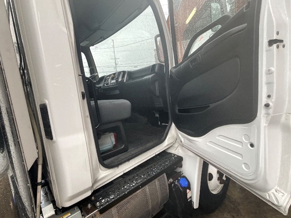 Refrigerated Truck-Light and Medium Duty Trucks-Hino-2017-338-Vernon-CA-55,430\n\t\tmiles-$ 52,500 - Image 19