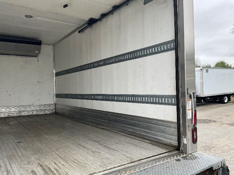 Refrigerated Truck-Light and Medium Duty Trucks-Hino-2018-195-Abbotsford-BC-393,200\n\t\tkm-$ 41,000 - Image 12