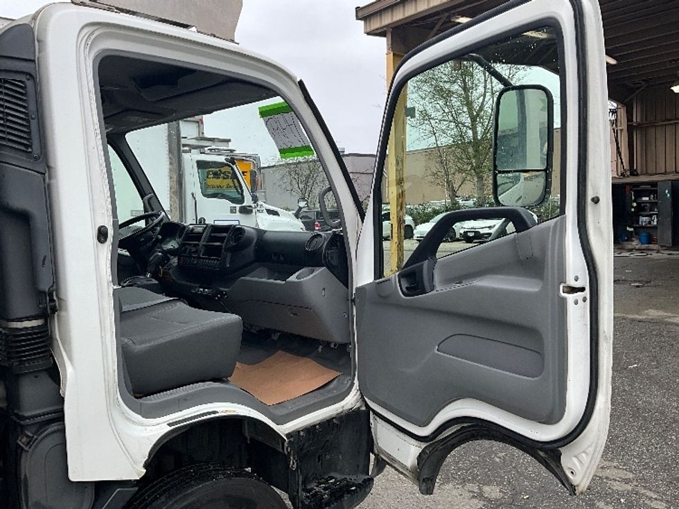 Refrigerated Truck-Light and Medium Duty Trucks-Hino-2018-195-Abbotsford-BC-393,200\n\t\tkm-$ 41,000 - Image 20