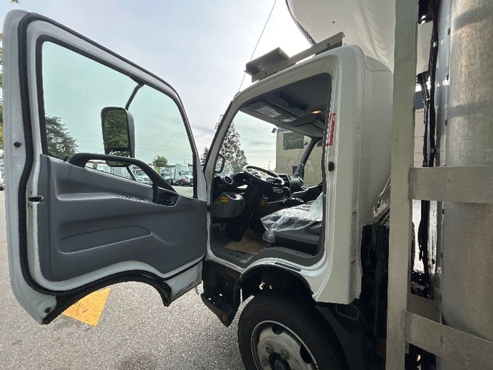 Refrigerated Truck-Light and Medium Duty Trucks-Hino-2018-195-Delta-BC-165,448\n\t\tkm-$ 67,000 - Image 13