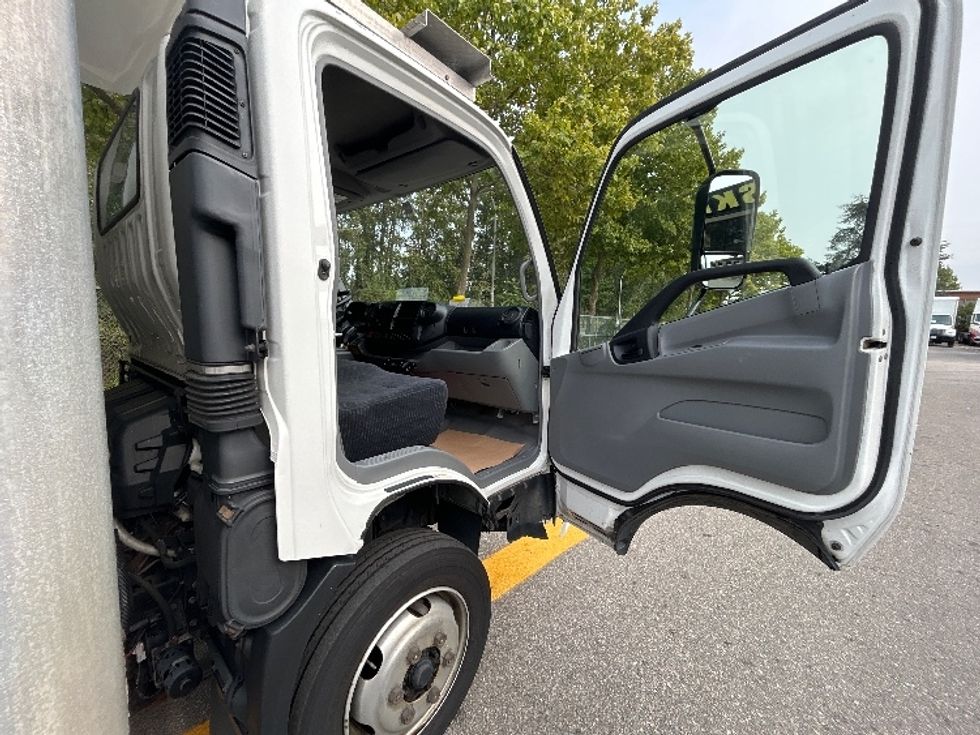 Refrigerated Truck-Light and Medium Duty Trucks-Hino-2018-195-Delta-BC-165,448\n\t\tkm-$ 67,000 - Image 17