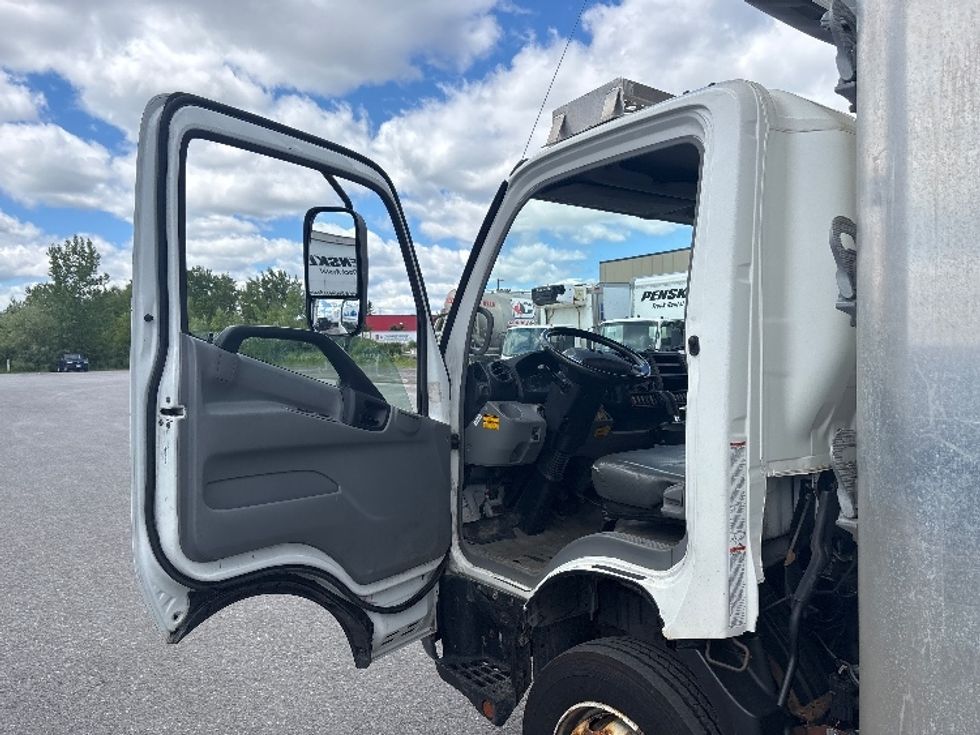 Refrigerated Truck-Light and Medium Duty Trucks-Hino-2018-195-Ottawa-ON-223,625\n\t\tkm-$ 62,750 - Image 16